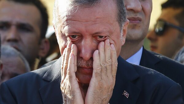 Cumhurbaşkanı Recep Tayyip Erdoğan, darbe girişimi sırasında öldürülen Mustafa Cambaz ile Erol ve Abdullah Olçak’ın cenazesinde gözyaşlarına hakim olamadı. - Sputnik Türkiye