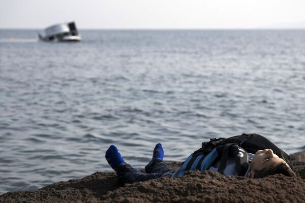 Çanakkale’nin Ayvacık ilçesinden Yunanistan’ın Midilli adasına geçmeye çalışırken hayatını kaybeden bir sığınmacı. - Sputnik Türkiye