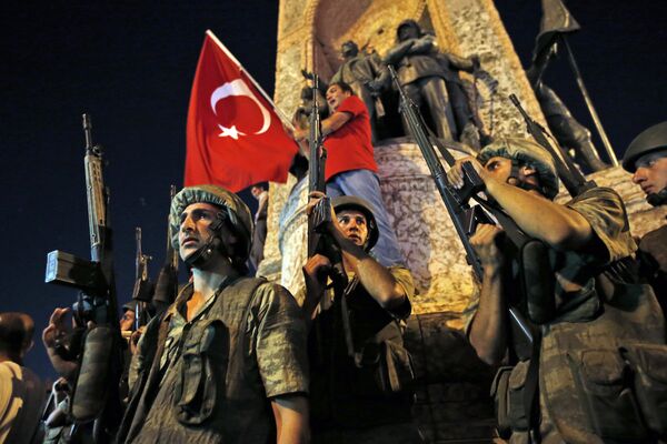 Darbe girişimi gecesi Taksim Meydanı’na çıkan askerler - Sputnik Türkiye