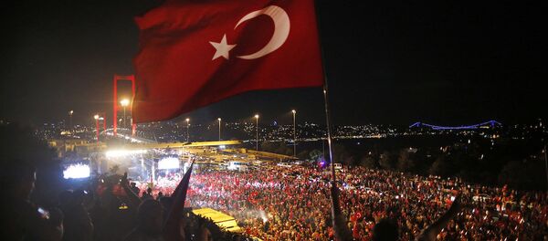 Darbe girişiminden bir hafta sonra, 15 Temmuz Şehitler Köprüsü’nde ‘Başladığı yerdeyiz’ sloganıyla düzenlenen eylem. yüz binlerce kişinin katıldığı bir eylem düzenlendi. - Sputnik Türkiye