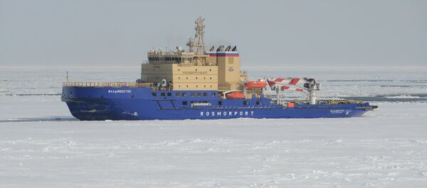 Rusya Federal Deniz ve Nehir Ulaşımı Ajansı’nın talimatıyla Vıyborg Tersanesi’nde yapılan dünyanın en güçlü buzkıran gemisi Vladivostok, direğindeki Rus bayrağı ile bu yıl şubat ayından beri Baltık Denizi ve Arktik Bölgesi’nde faaliyet gösteriyor. - Sputnik Türkiye