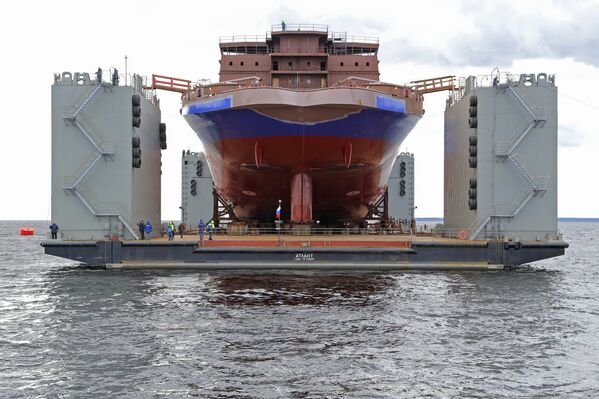 Rusya Federal Deniz ve Nehir Ulaşımı Ajansı’nın talimatıyla Vıyborg Tersanesi’nde yapılan dünyanın en güçlü buzkıran gemisi Vladivostok, direğindeki Rus bayrağı ile bu yıl şubat ayından beri Baltık Denizi ve Arktik Bölgesi’nde faaliyet gösteriyor. - Sputnik Türkiye