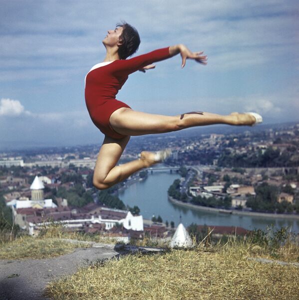 Gürcistan’ın başkenti Tiflis’te bir cimnastikçi (1974) - Sputnik Türkiye