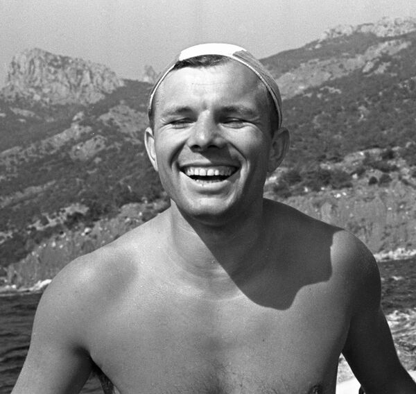 Uzaya çıkan ve dünyanın yörüngesinde tur atan ilk insan Yuri Gagarin’in 12 Nisan 1961’deki uzay yolculuğunun ardından Kırım’da çıktığı tatilden bir kare - Sputnik Türkiye