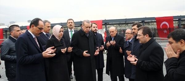 Cumhurbaşkanı Recep Tayyip Erdoğan, terör saldırısının gerçekleştiği Beşiktaş'taki ‘Şehitler Tepesi’ adı verilen yerde incelemelerde bulundu. - Sputnik Türkiye