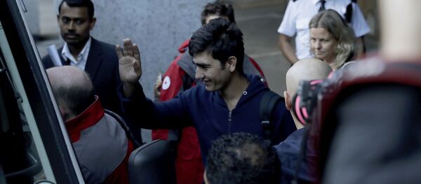 Calais'ten İngiltere'ye getirilen çocuk sığınmacılardan biri gazetecileri selamlıyor - Sputnik Türkiye