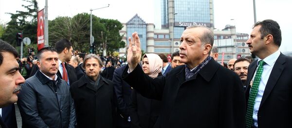 Cumhurbaşkanı Recep Tayyip Erdoğan, terör saldırısının gerçekleştiği Beşiktaş'taki ‘Şehitler Tepesi’ adı verilen yerde incelemelerde bulundu. - Sputnik Türkiye