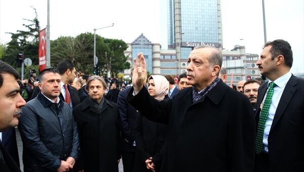 Cumhurbaşkanı Recep Tayyip Erdoğan, terör saldırısının gerçekleştiği Beşiktaş'taki ‘Şehitler Tepesi’ adı verilen yerde incelemelerde bulundu. - Sputnik Türkiye
