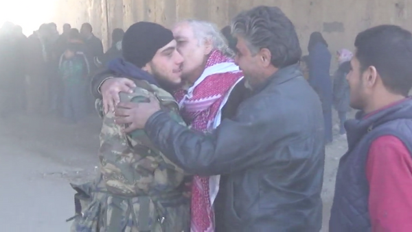 Suriyeli asker, Halep’in özgürleştirilmesinin ardından 5 yıldır görmediği ailesine kavuştu - Sputnik Türkiye