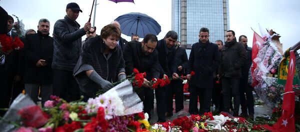 Türk-Rus Toplumsal Forumunun Rus Kanadı Eş Başkanı Lyubov Glebova ve beraberindeki heyet, Beşiktaş'ta terör saldırısının yapıldığı Şehitler Tepesi'ni ziyaret ederek çiçek bıraktı. - Sputnik Türkiye