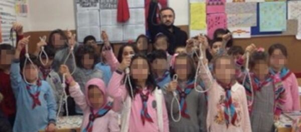 İstanbul'da Aydın Erekmen adlı bir öğretmen, ilkokul öğrencilerinin eline urganlar vererek fotoğraf çektirdi ve bunu sosyal medyada paylaştı. - Sputnik Türkiye