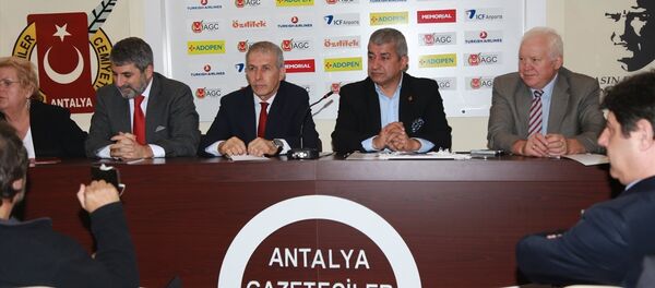 Karadeniz Ekonomik İşbirliği Konseyi (KEİK) Rusya Ulusal Konseyi Başkanı Viktor Arhipov (sağda), KEİK Rusya Ulusal Konseyi Türkiye Başkanı Erdoğan Gündüzpolat (ortada) ve beraberindeki heyet, Antalya Gazeteciler Cemiyeti Başkanı Mevlüt Yeni'yi (sağ2) makamında ziyaret ederek, gazetecilerle bir araya geldi. - Sputnik Türkiye