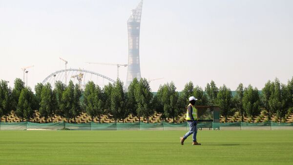 Katar'da bir işçi 2022 Dünya Kupası için yapılan bir inşaatın yakınında çalışıyor - Sputnik Türkiye