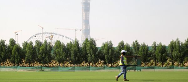 Katar'da bir işçi 2022 Dünya Kupası için yapılan bir inşaatın yakınında çalışıyor - Sputnik Türkiye