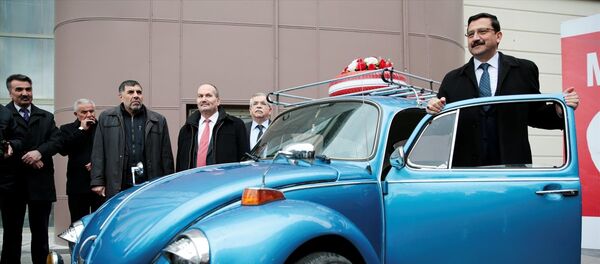 Keçiören Belediyesi'nce başlatılan ‘Milli Paramız, Milli Davamız' kampanyasıyla, döviz bozduran vatandaşlar, gerçekleştirilecek çekilişle 1974 model Vosvos kazanma şansı elde edecek. - Sputnik Türkiye