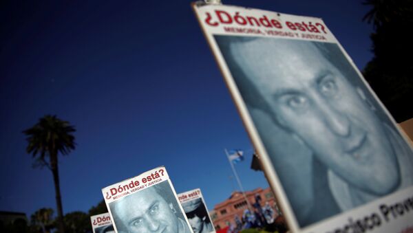 Arjantin'in başkenti Buenos Aires'te her yıl yapılan 'Direniş Yürüyüşü'nde' cunta döneminde kaybedilenlerin afişlerini taşıyan eylemciler - Sputnik Türkiye