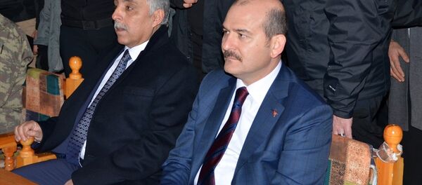 İçişleri Bakanı Süleyman Soylu, (sağda birinci) beraberindekilerle Hakkari'nin Yüksekova İlçesinde esnafı ziyaret etti - Sputnik Türkiye