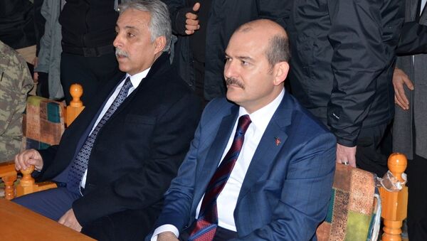 İçişleri Bakanı Süleyman Soylu, (sağda birinci) beraberindekilerle Hakkari'nin Yüksekova İlçesinde esnafı ziyaret etti - Sputnik Türkiye
