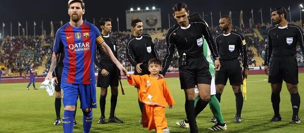 Messi, Afgan hayranı minik Murtaza Ahmedi ile birlikte sahaya çıktı - Sputnik Türkiye