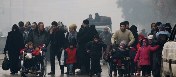Halep'ten çıkarılan siviller - Sputnik Türkiye