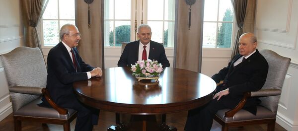 Başbakan Binali Yıldırım, CHP Genel Başkanı Kemal Kılıçdaroğlu ve MHP Genel Başkanı Devlet Bahçeli ile bir araya geldi. Başbakan Binali Yıldırım, CHP Genel Başkanı Kemal Kılıçdaroğlu ve MHP Genel Başkanı Devlet Bahçeli ile bir araya geldi. - Sputnik Türkiye