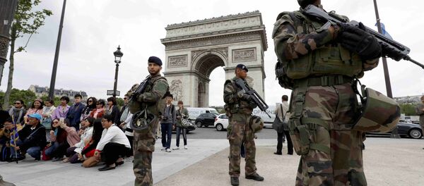 Paris'teki Zafer Takı önünde nöbet tutan Fransız askerleri - Sputnik Türkiye