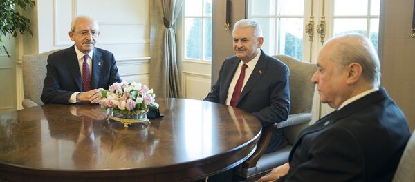 Başbakan Binali Yıldırım, CHP Genel Başkanı Kemal Kılıçdaroğlu ve MHP Genel Başkanı Devlet Bahçeli ile bir araya geldi. Başbakan Binali Yıldırım, CHP Genel Başkanı Kemal Kılıçdaroğlu ve MHP Genel Başkanı Devlet Bahçeli ile bir araya geldi. - Sputnik Türkiye