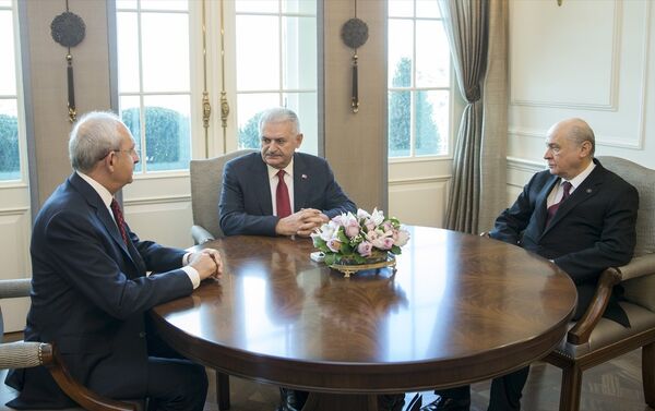 Başbakan Binali Yıldırım, CHP Genel Başkanı Kemal Kılıçdaroğlu ve MHP Genel Başkanı Devlet Bahçeli ile bir araya geldi. - Sputnik Türkiye