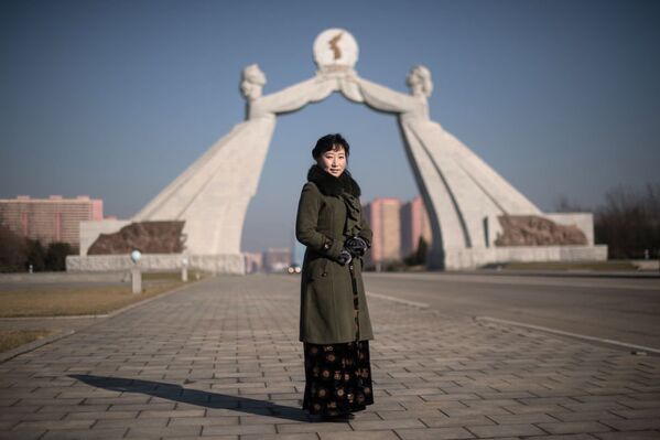 Foto muhabiri Ed Jones, Kuzey Kore’nin başkenti Pyongyang’da çektiği portrelerle ülkedeki insanlar ve günlük yaşama kısa bir bakış atma imkânı sundu. - Sputnik Türkiye