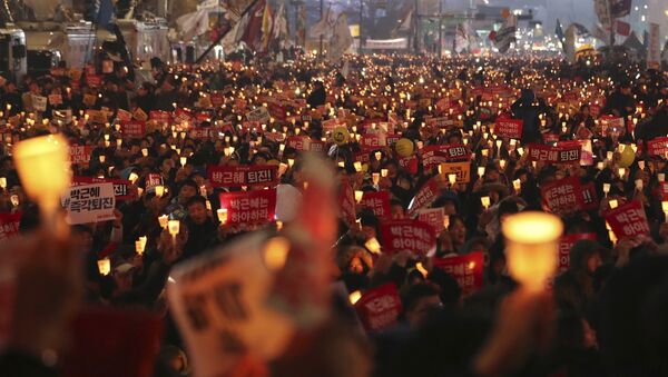 Güney Kore Devlet Başkanı Park'ı protesto için sokaklara dökülen Güney Koreliler - Sputnik Türkiye