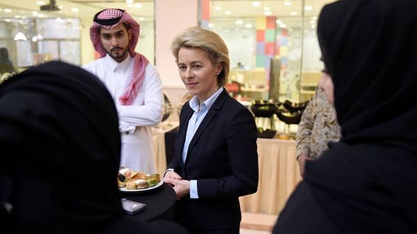Almanya Savunma Bakanı Ursula von der Leyen Suudi Arabistan ziyaretinde türban takmadı - Sputnik Türkiye