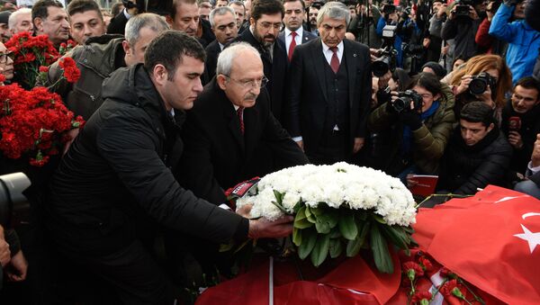 CHP Genel Başkanı Kemal Kılıçdaroğlu, Beşiktaş'ta 37'si polis 44 vatandaşın hayatını kaybettiği saldırının gerçekleştiği noktayı ziyaret etti. - Sputnik Türkiye