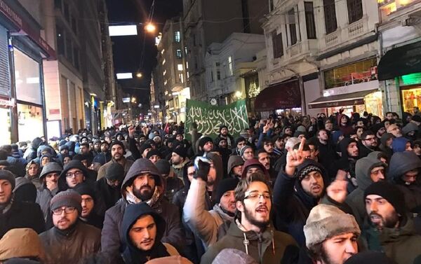 Taksim'de Halep protestosu için binlerce kişi yürüdü - Sputnik Türkiye