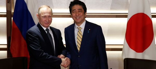 Rusya Devlet Başkanı Vladimir Putin ve Japonya Başbakanı Şinzo Abe - Sputnik Türkiye