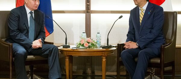 Rusya Devlet Başkanı Vladimir Putin ve Japonya Başbakanı Şinzo Abe - Sputnik Türkiye