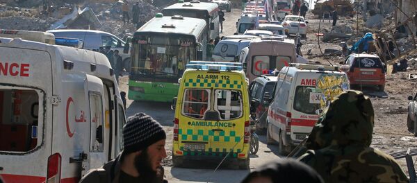 Militanlar ve aileleri Halep'ten tahliye ediliyor - Sputnik Türkiye