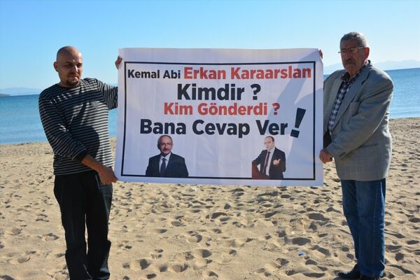 Celal Kılıçdaroğlu, CHP lideri Kemal Kılıçdaroğlu ile FETÖ/PDY'den tutuklu Erkan Karaaslan'ın fotoğraflarının yer aldığı, Kemal abi Erkan Karaaslan kimdir, kim gönderdi bana cevap ver? yazılı döviz açtı.  - Sputnik Türkiye