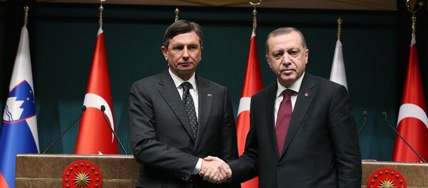 Cumhurbaşkanı Erdoğan, resmi ziyaret için Türkiye'ye gelen Slovenya Cumhurbaşkanı Borut Pahor ile Cumhurbaşkanlığı Külliyesi'nde ortak basın toplantısı düzenledi. - Sputnik Türkiye