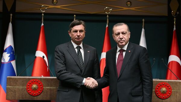Cumhurbaşkanı Erdoğan, resmi ziyaret için Türkiye'ye gelen Slovenya Cumhurbaşkanı Borut Pahor ile Cumhurbaşkanlığı Külliyesi'nde ortak basın toplantısı düzenledi. - Sputnik Türkiye