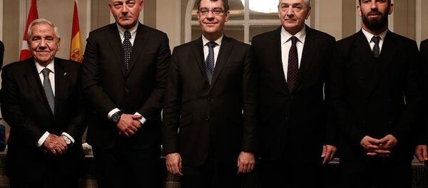 İş adamlarından Arda Turan'a ödül - Sputnik Türkiye