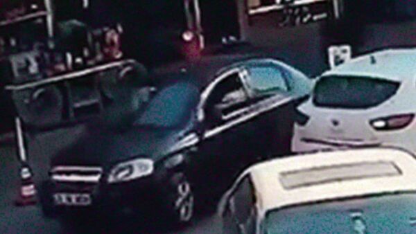 Beşiktaş’taki saldırıda kullanılan bomba yüklü otomobilin Kartal'daki notere gidiş görüntüleri ortaya çıktı. - Sputnik Türkiye