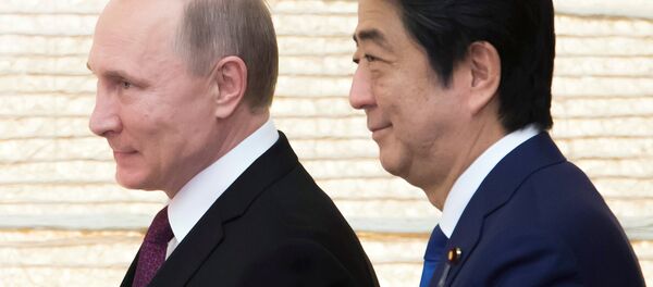Rusya Devlet Başkanı Vladimir Putin ve Japonya Başbakanı Şinzo Abe Rusya Devlet Başkanı Vladimir Putin ve Japonya Başbakanı Şinzo Abe - Sputnik Türkiye