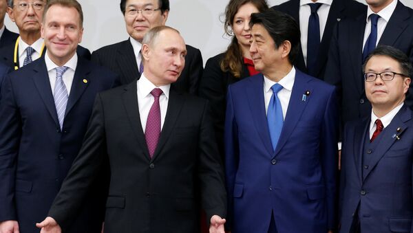 Rusya Devlet Başkanı Vladimir Putin- Japonya Başbakanı Şinzo Abe - Sputnik Türkiye