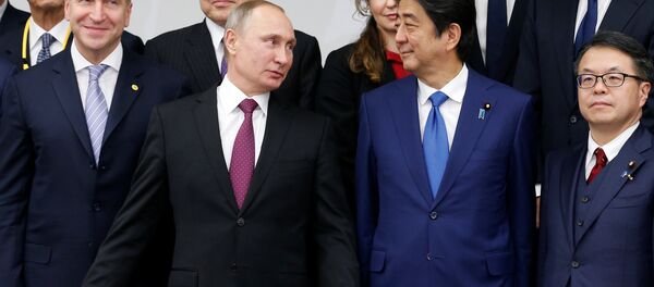 Rusya Devlet Başkanı Vladimir Putin- Japonya Başbakanı Şinzo Abe - Sputnik Türkiye