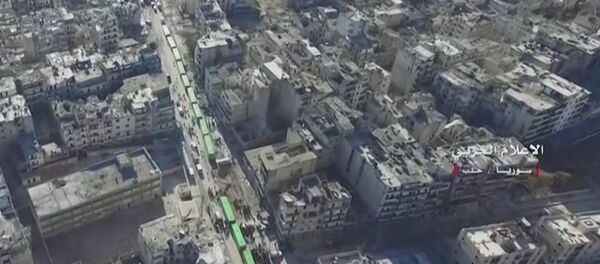 Siviller ve militanları Halep'ten tahliye eden otobüsler Siviller ve militanları Halep'ten tahliye eden otobüsler - Sputnik Türkiye