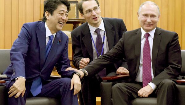 Rusya Devlet Başkanı Vladimir Putin- Japonya Başbakanı Şinzo Abe - Sputnik Türkiye