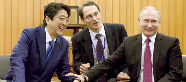 Rusya Devlet Başkanı Vladimir Putin- Japonya Başbakanı Şinzo Abe - Sputnik Türkiye