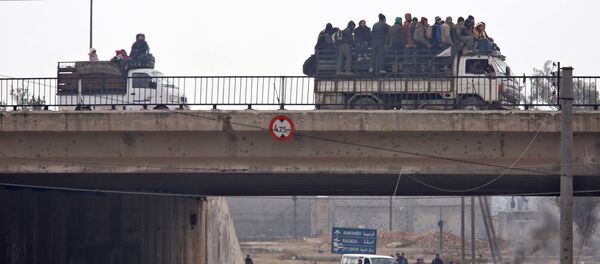 Evacuees from rebel-held eastern Aleppo ride on pick-up trucks along the government-held area of al-Ramousah bridge, Syria December 16, 2016. - Sputnik Türkiye