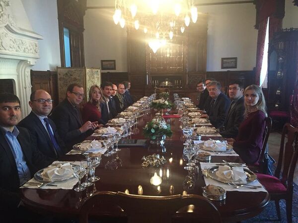 Türkiye’nin Moskova Büyükelçisi Hüseyin Diriöz, Rus basının temsilcilerini kendi rezidansında ağırladı. - Sputnik Türkiye