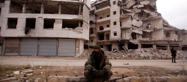 Halep'te bir Suriye askeri zarar görmüş binaların önünde oturuyor - Sputnik Türkiye